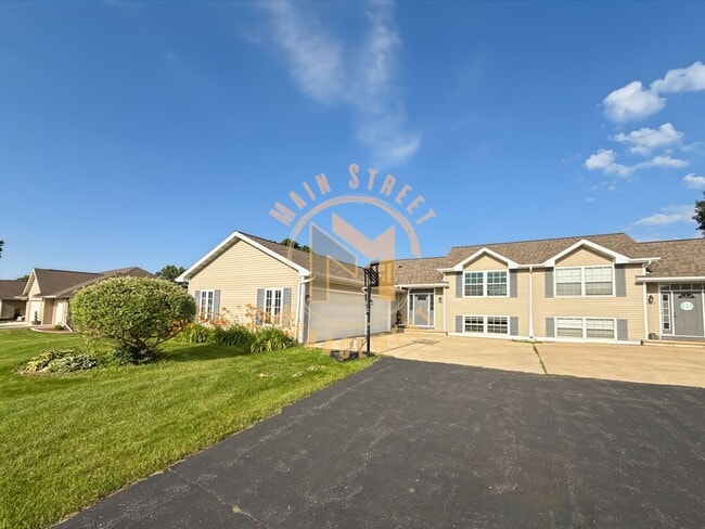 Photo - 3 Bed 2 Bath Duplex w/ 3 Stall Garage