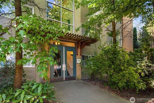 Building Photo - 2bd/1ba Seattle Condo Unit 104