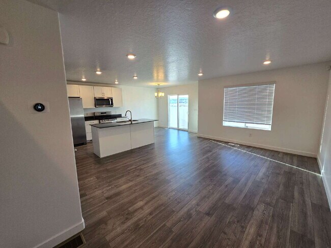 Adorable 4 bedroom Townhome for Rent in Northshore Community
