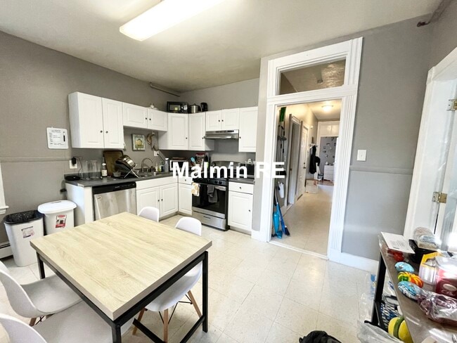 Building Photo - 168 Hillside St Unit 2