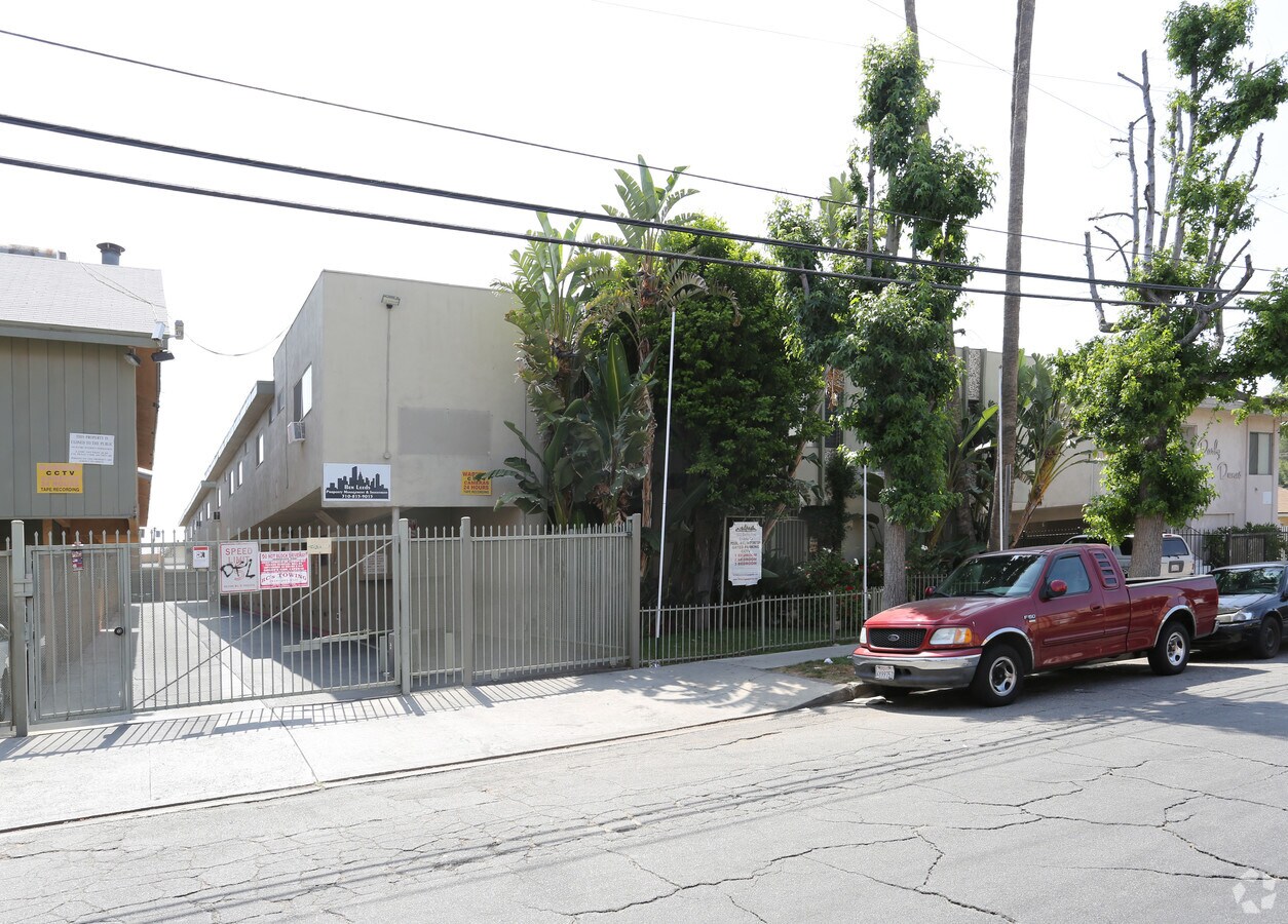 6632 Darby Ave - 6632 Darby Ave