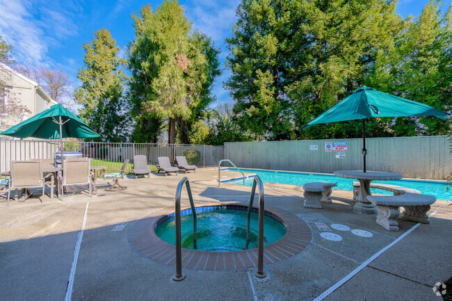 Piscina - 3 Months Free at Eastlake Apartments !