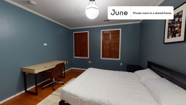 Room in Shared 7 bed/4 bath home in Southwest Waterfront