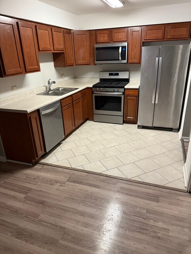 1016 E 150th Pl Unit 2E