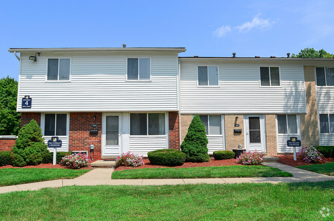 Building Photo - The Hamptons of Brownstown Apartments