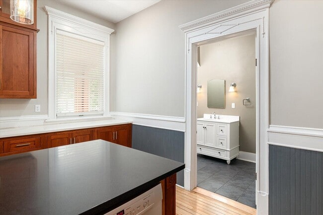 Photo - 122 10th St S