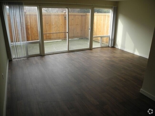 Building Photo - Large spacious one bedroom with private patio Unit R-107 Rental