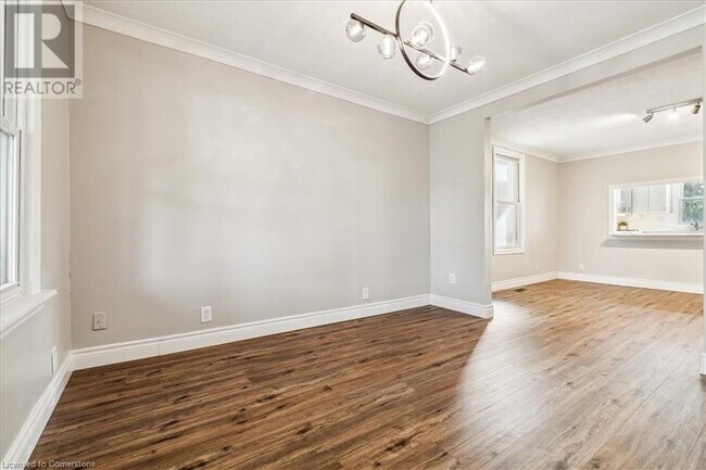 Photo - 223 Weir St N