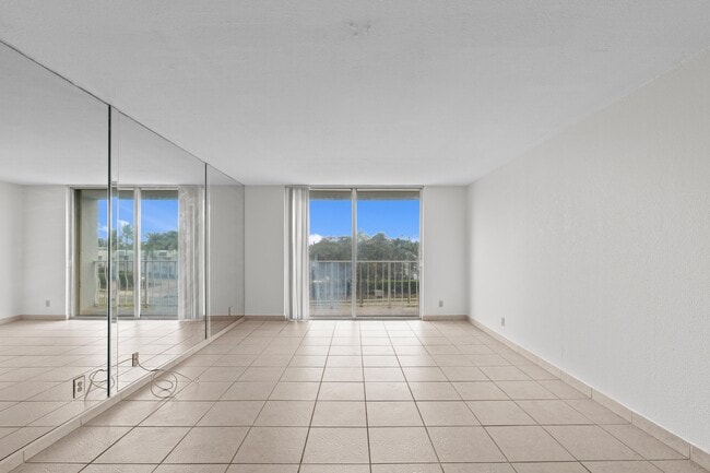 Photo - 500 Executive Center Dr Unit 3e