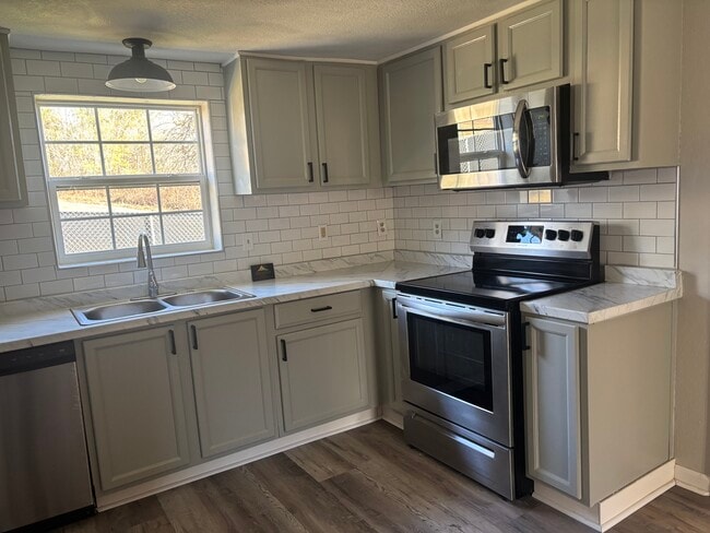 Comer en la cocina - 528 France Ln
