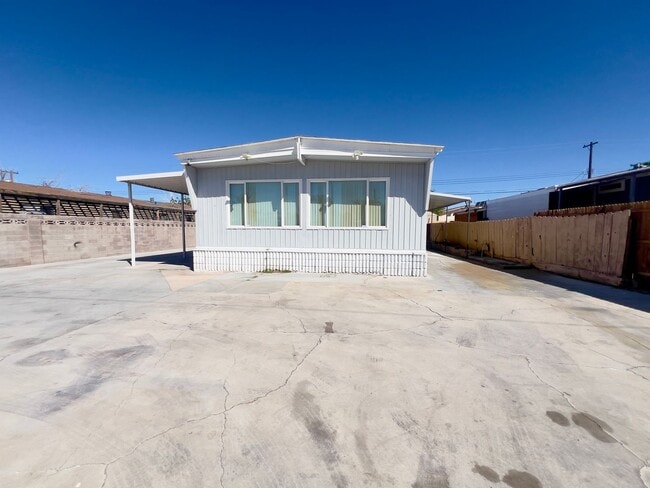 Building Photo - Newly Remodeled 3 bed/2 bath Home - Fully Gated!