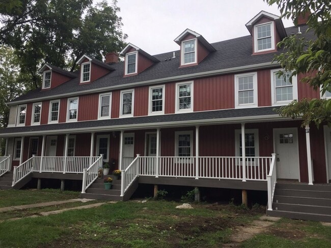 Beautiful Renovated 2 bedroom home with of... - Beautiful Renovated 2 bedroom home with of...