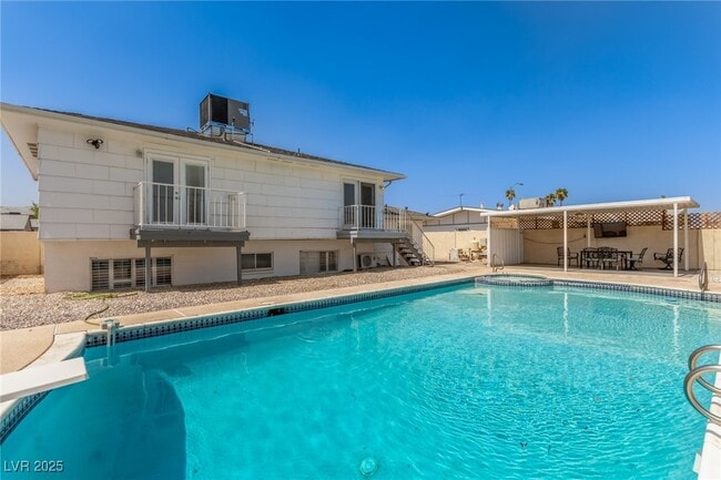 Photo - 505 Vincent Way