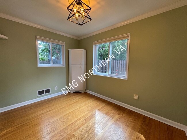 18 1/2 W Wyatt Ave-