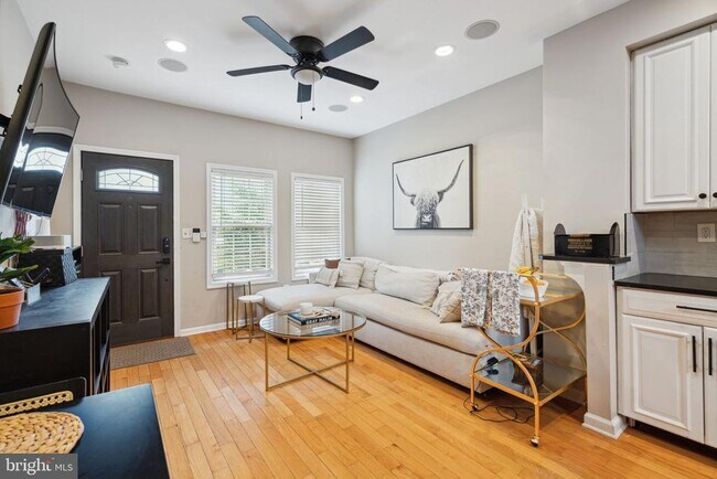 Photo - 2357 Montrose St