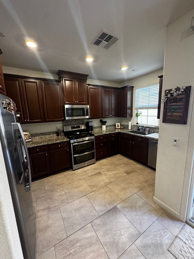 Photo - 2 STORY HOME WITH SOLAR IN WEST ROSEVILLE!