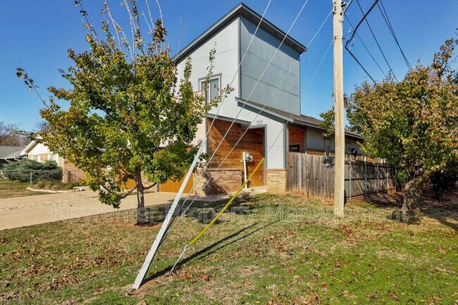 Photo - 727 NE 5th St