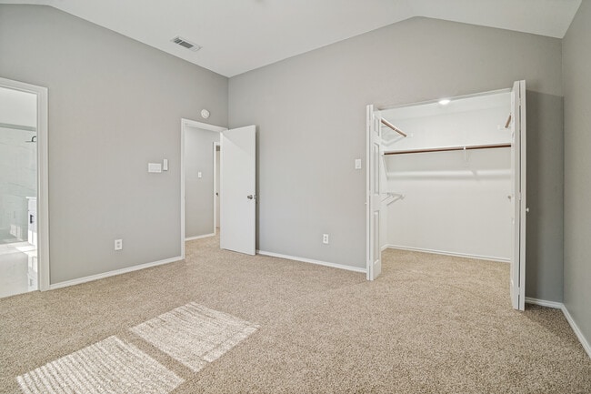 Dormitorio principal y vestidor - 2700 Cornell Dr