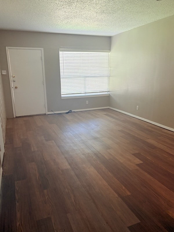 VISTA DE LA SALA DESDE EL ARMARIO/PASILLO - Vista Village Apartments