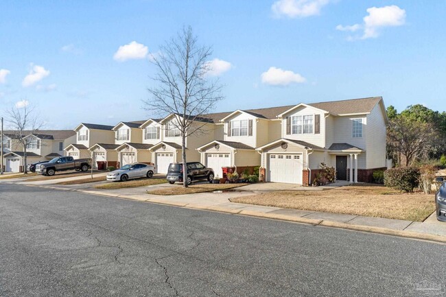 Building Photo - 707 Majestic Dr