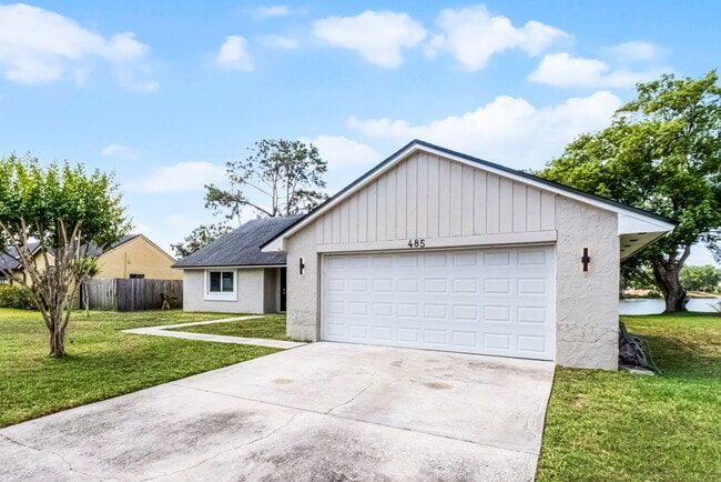 Photo - 485 Lakeshore Dr