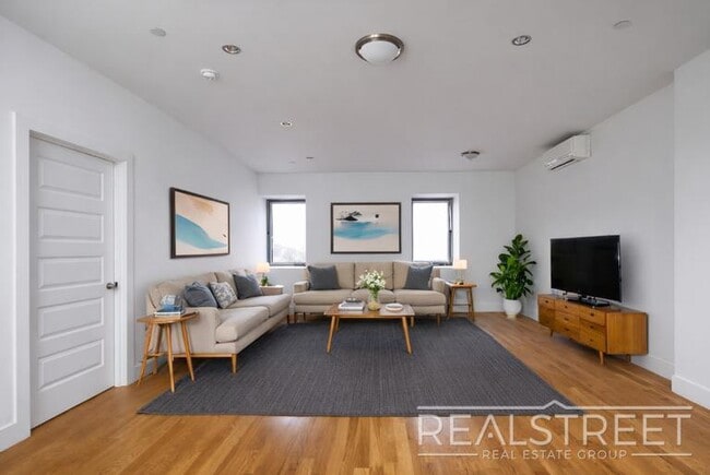 Photo - LUXURY 1 BED LOFT in Queens! Unit 611