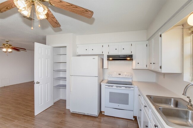 Photo - 4809 39th St E