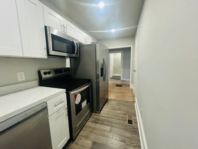 Building Photo - 1055 Walnut St Unit C