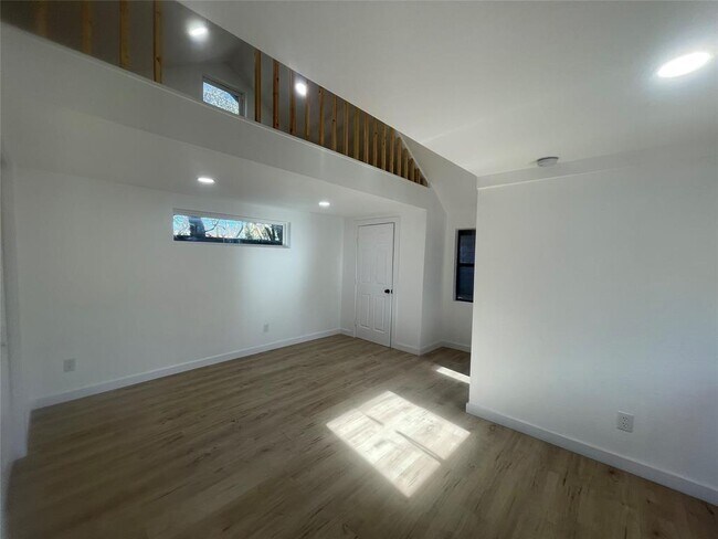 Photo - 1403 Newfield Ln