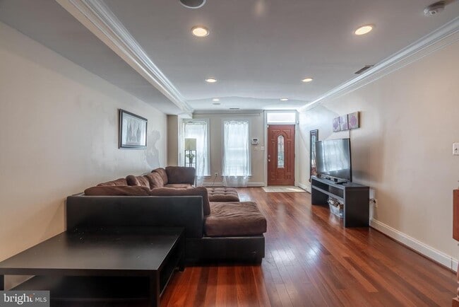 Photo - 106 W Cross St