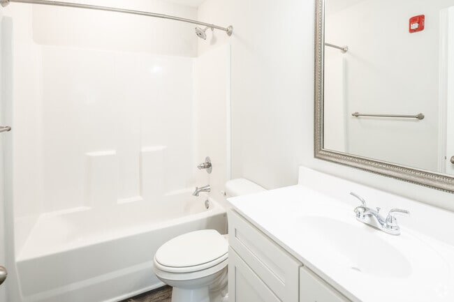 2BR, 2BA - 1,006SF Renovated - Bathroom