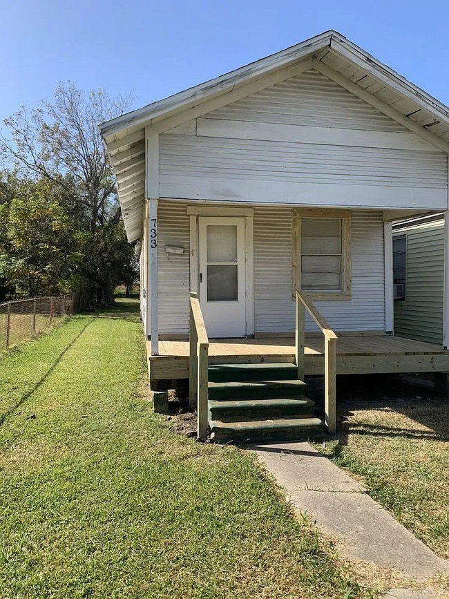 Photo - 733 Herget Ave