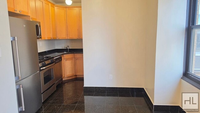 Sunlit 8th-Floor 1-Bed with Skyline Views in East Village