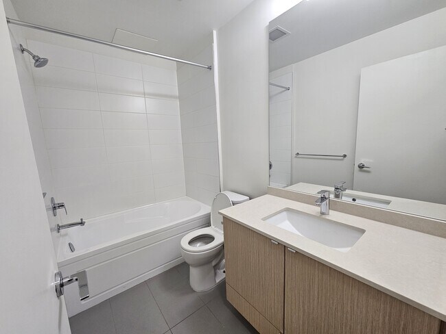 Photo - 19567 64 Ave