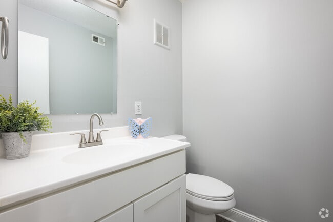 3BR, 1.5BA - 1040SF - Bathroom