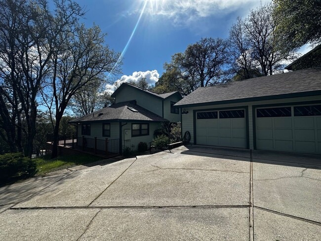 Building Photo - Spacious 4 bedroom, 3 bathroom home