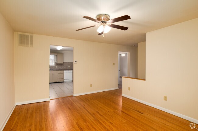 2BR, 1BA - 784SF - Living Room