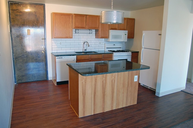 cocina con granito - The Highland Square