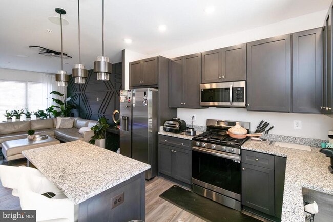 Photo - 935 Sycamore Dr SE