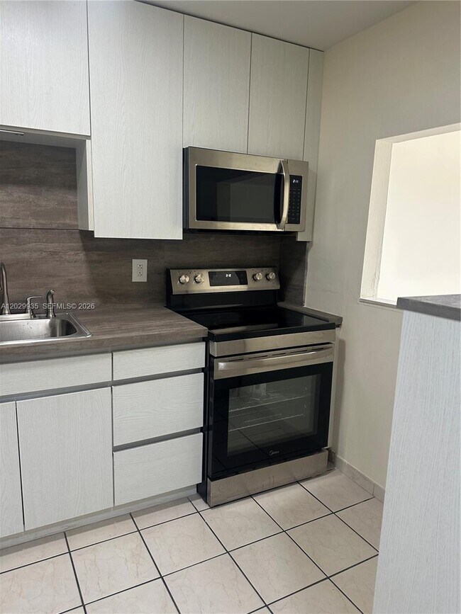 Photo - 1075 W 68th St Unidad 309