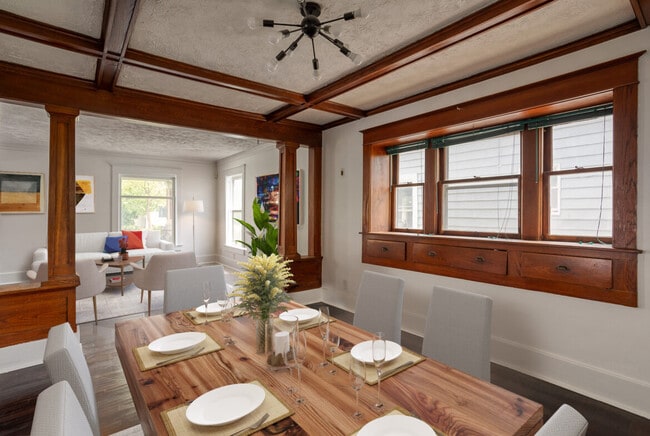 Photo - 811 Clyde St