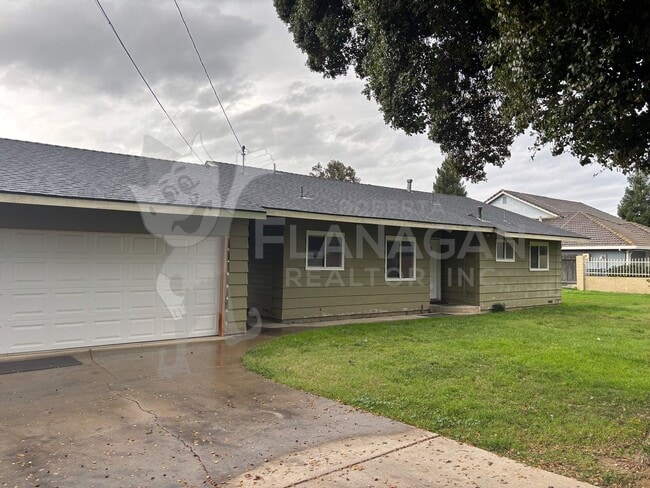 Building Photo - 2 Bedroom/1 bathroom home on large lot