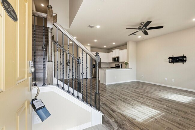 Photo - 8038 Scanlan Trce