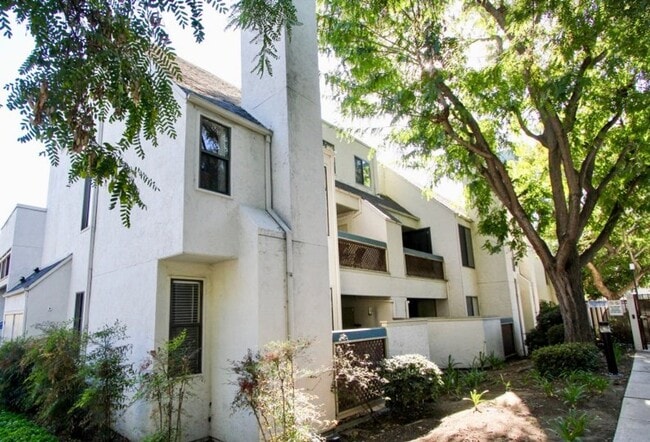 Stunning 2 bedroom/ 2 bath Condo in Creekw... - Stunning 2 bedroom/ 2 bath Condo in Creekw... Unit 231