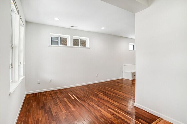 Photo - 645 Girard St NE