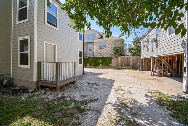 Photo - 2718 Wroxton Rd Unit 3