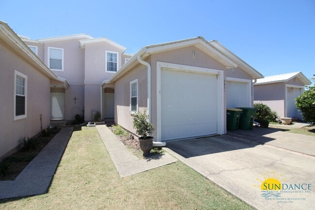 Building Photo - Stunning 3 Bedroom Villa in Navarre Rental