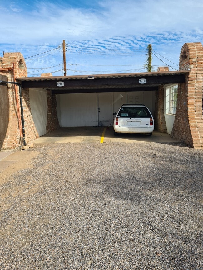 Photo - 1302 E Roger Rd