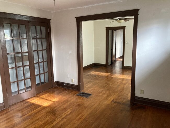 Habitación del frente a través de la unidad - 98 Sandau Ave Unidad 98