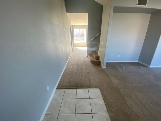 Photo - 5 bedroom 3 bathroom in Hanford!